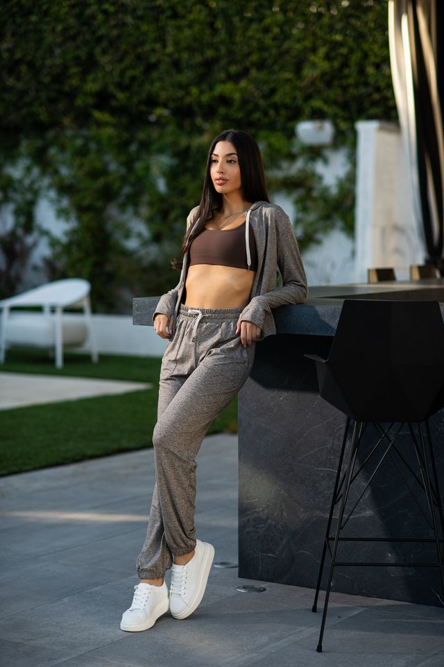 2 Pocket lounge jogger with elasticized waistband and drawstring in truffle cream, from the side